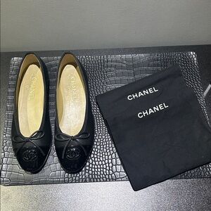 CHANEL Black Leather Cap-Toe Ballet Flats with CC Logo